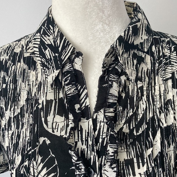 The Limited Floral Design Button Down - Picture 3 of 9